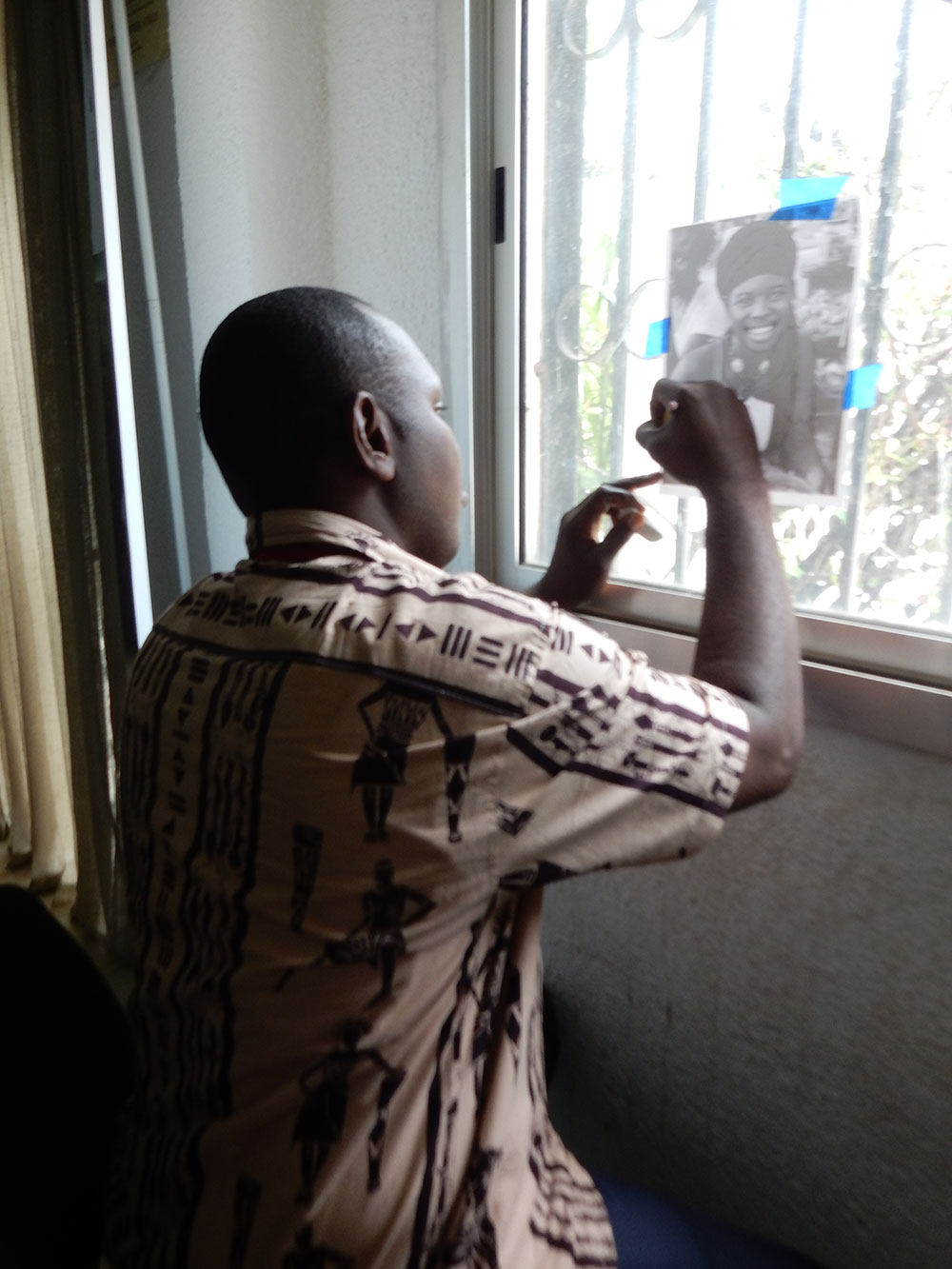 Ibrahima Lansana Kaba of the SMARTE Project of Winrock, International practices tracing in a window.