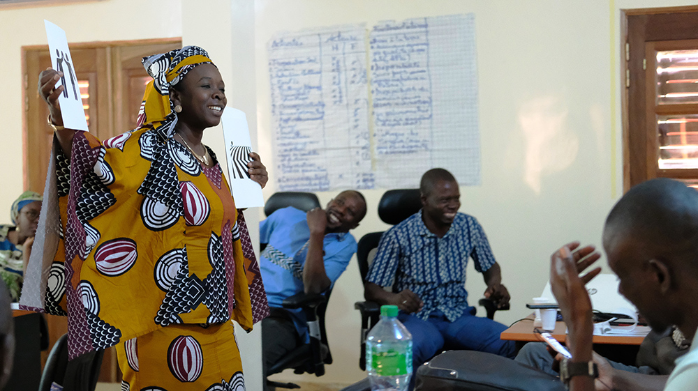 Fatou of KAWOLOR introduces an activity – using icons to illustrate the story of connections between agriculture and nutrition.