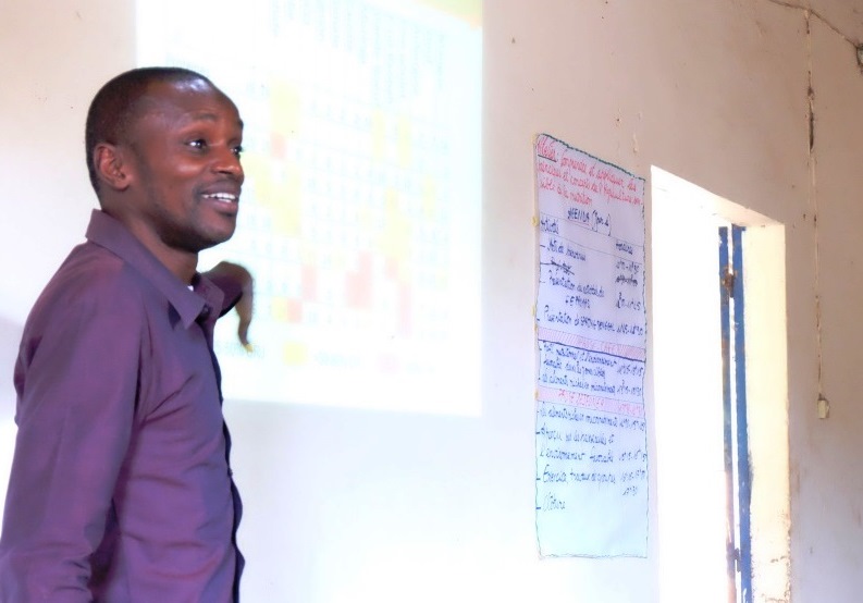 Mamadou Ba, Marketing Officer, presents the macronutrient and micronutrient contents of local foods.