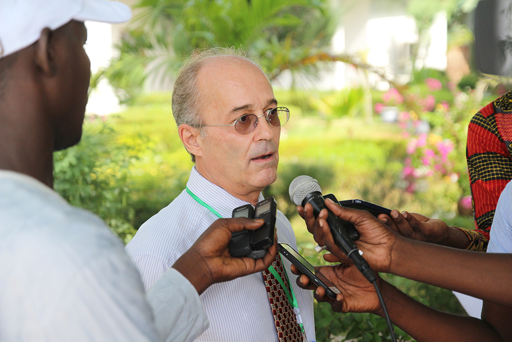 SPRING/Senegal Chief of Party Bob de Wolfe speaks to journalists about the achievements of the project during the Kaolack close-out ceremony.