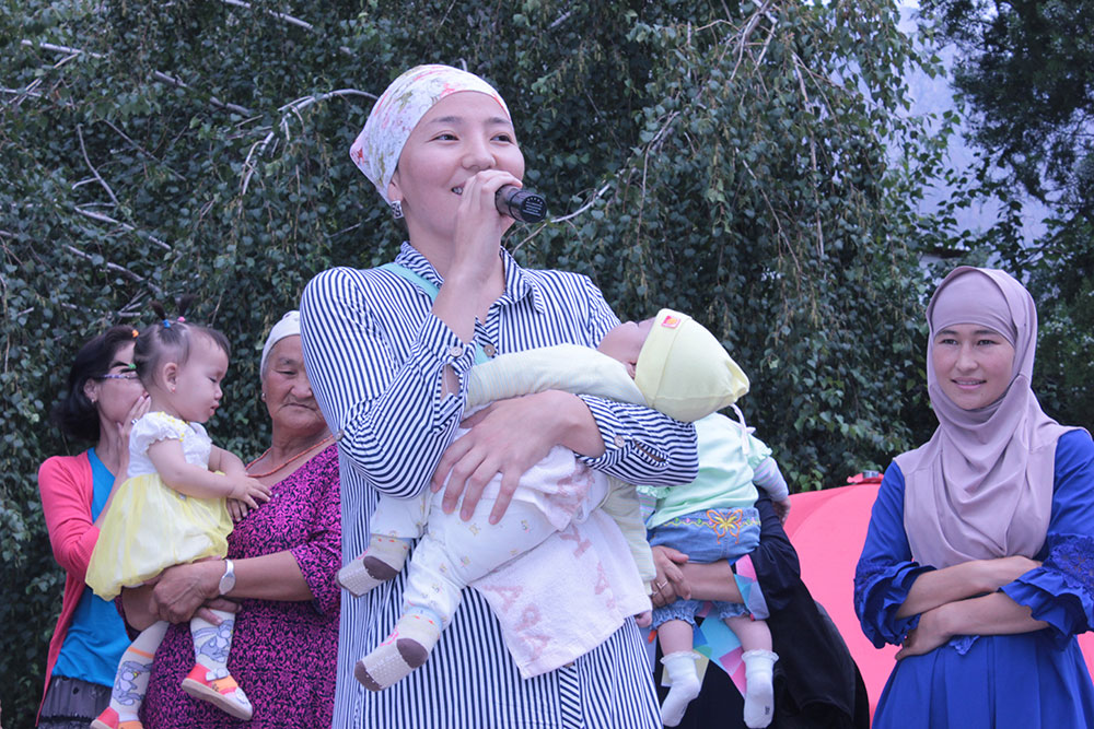 A mother in Kara Kul takes part in a contest for songs about mothers and children.