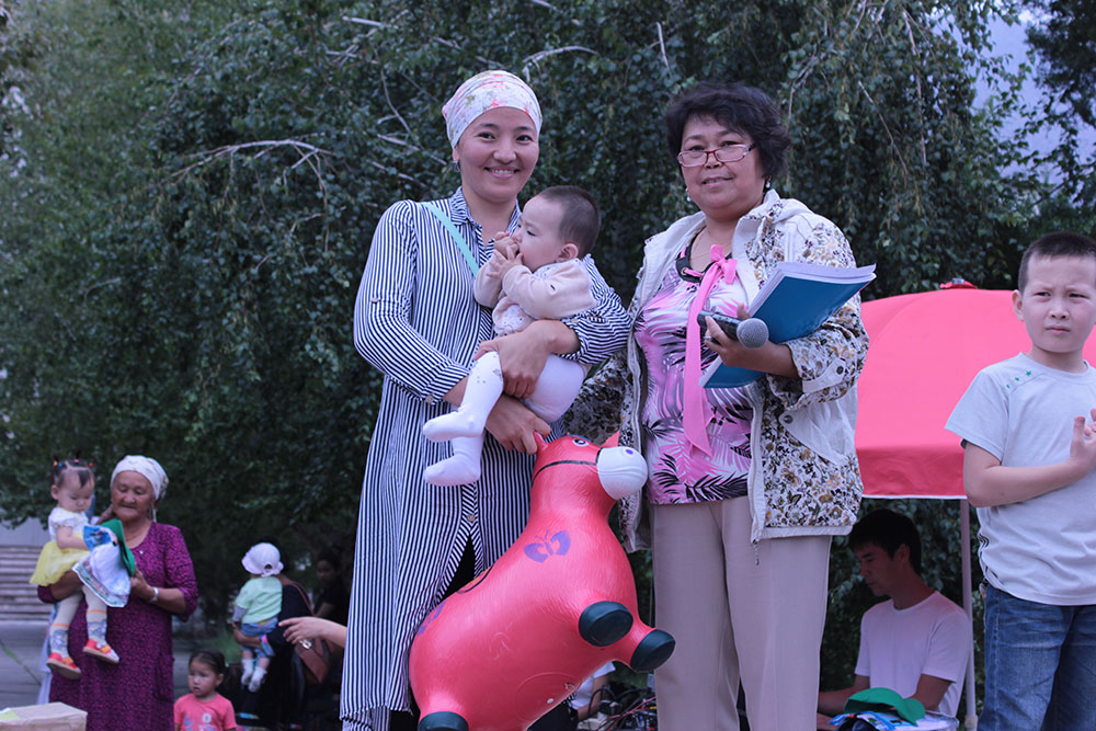 A mother in Kara Kul takes part in a contest for songs about mothers and children.