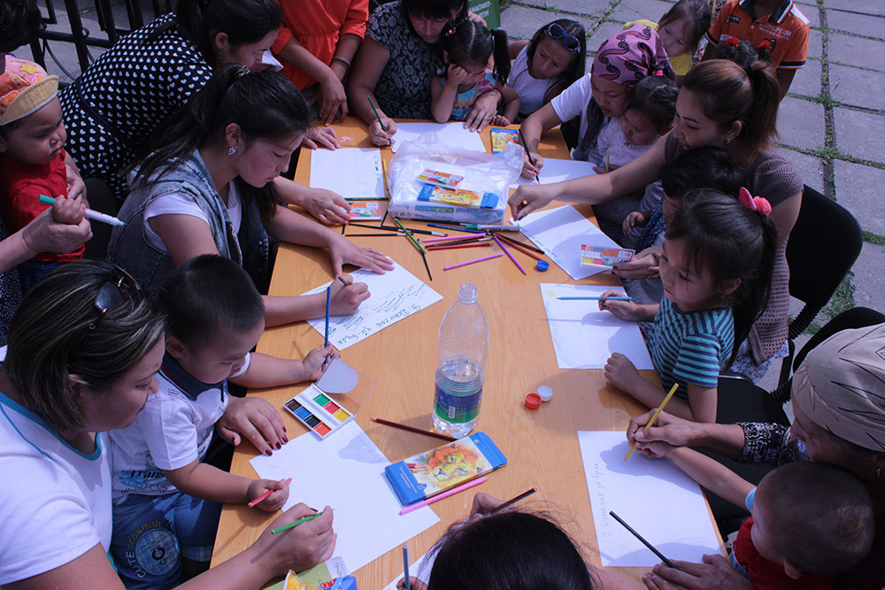 Participants in the World Breastfeeding Week event take part in a drawing contest about healthy families.