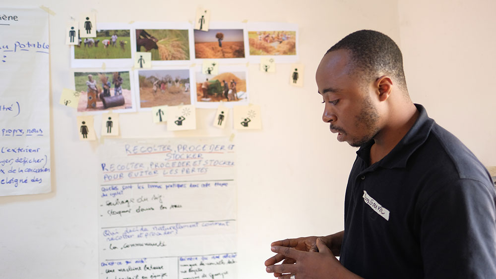 A participant, Bangouya, shares his group’s work on agricultural technologies in the local rice value chain. 