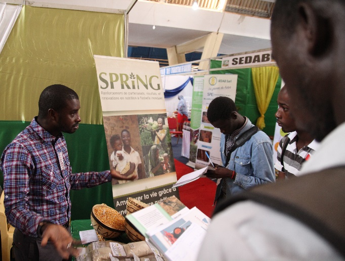 Ibrahima Ly, SPRING/Senegal social mobilization officer, explains SPRING’s multi-sectoral approach to visitors. 