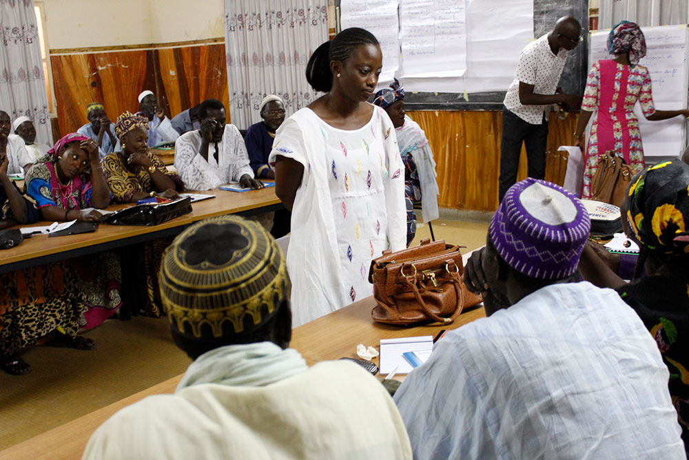 SPRING/Senegal Gender Advisor Daba Ndione Beye interacts with training participants.