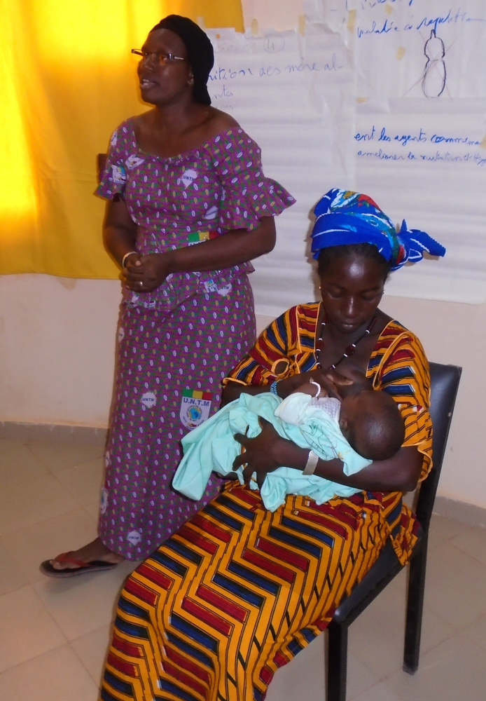 A breastfeeding demonstration during an ENA/EHA training for community volunteers in Bankass (May 2015)