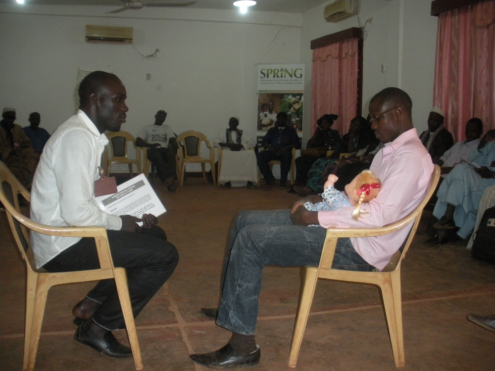Participants practice interpersonal communications skills during an ENA/EHA training of trainers in Mopti (April 2015)