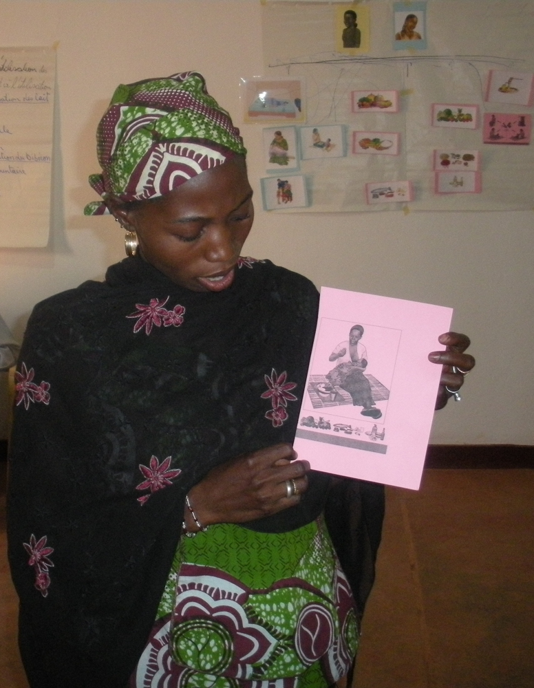 A participant uses counseling cards during an ENA/EHA training of trainers in Mopti (April 2015)