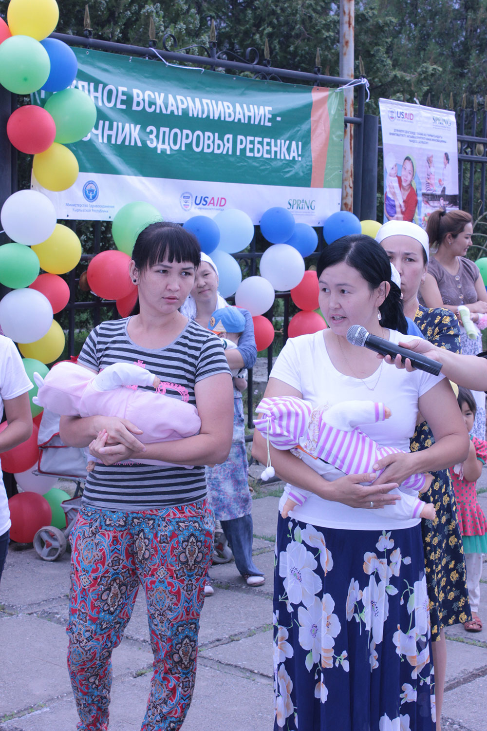 Participants in the World Breastfeeding Week event take part in a quiz about optimal feeding practices.