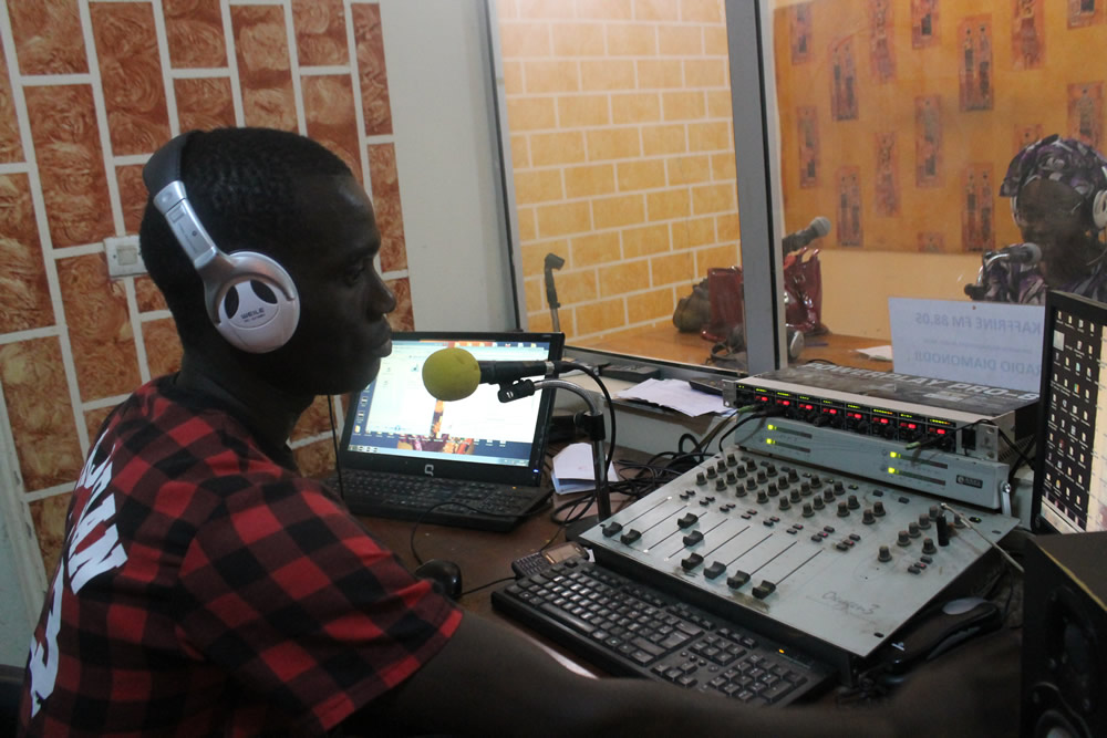 Kaffrine FM takes calls on air from community members.
