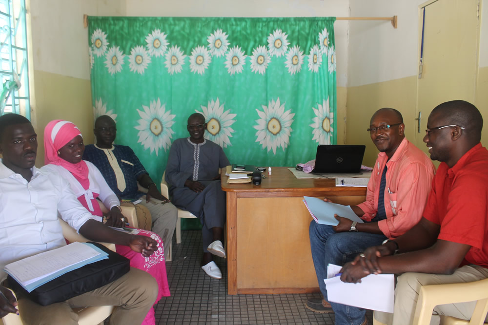 The SPRING/Senegal team interviews Moussa Mane, the director of Radio Niombata.